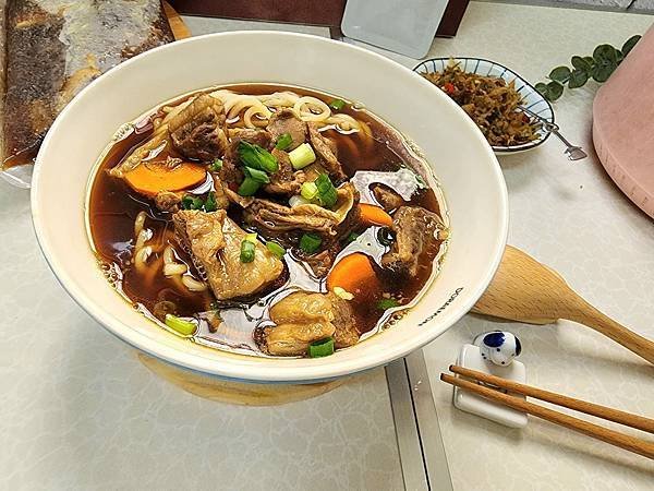 體驗｜五星等級牛肉麵冷凍調理包【異塵食品】豪華牛肉麵開箱／牛