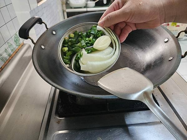 體驗｜五星等級牛肉麵冷凍調理包【異塵食品】豪華牛肉麵開箱／牛