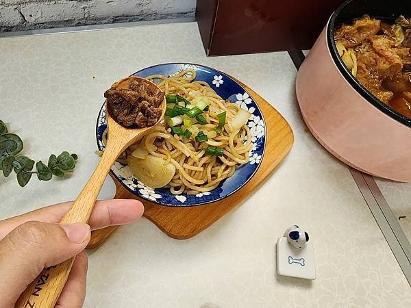 體驗｜五星等級牛肉麵冷凍調理包【異塵食品】豪華牛肉麵開箱／牛