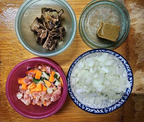 體驗｜五星等級牛肉麵冷凍調理包【異塵食品】豪華牛肉麵開箱／牛