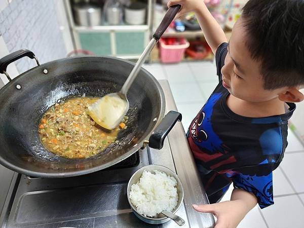 體驗｜五星等級牛肉麵冷凍調理包【異塵食品】豪華牛肉麵開箱／牛