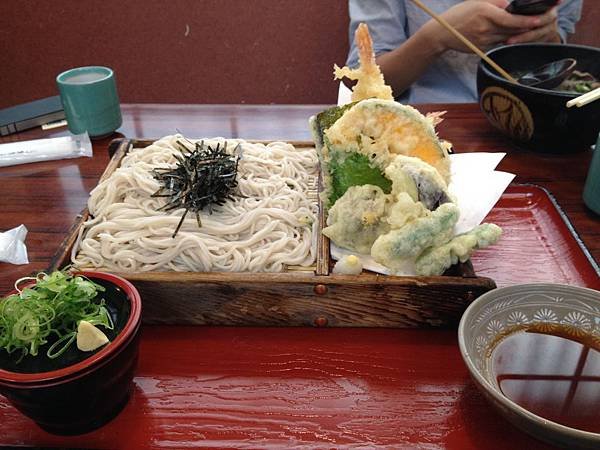 中餐吃超大一盤蕎麥麵