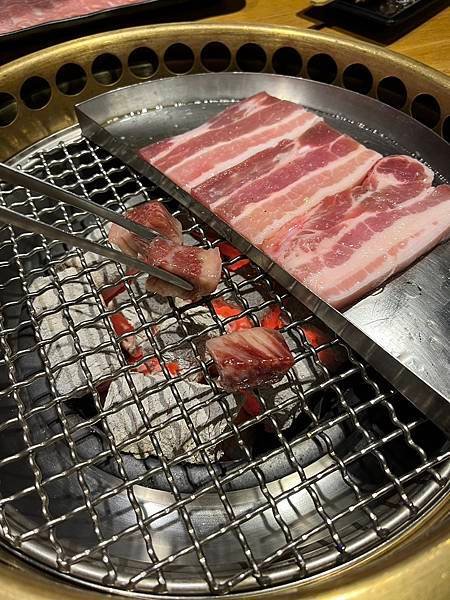 「和岩炭火燒肉串酒館」新竹燒肉推薦，口感美味、環境舒適的宵夜