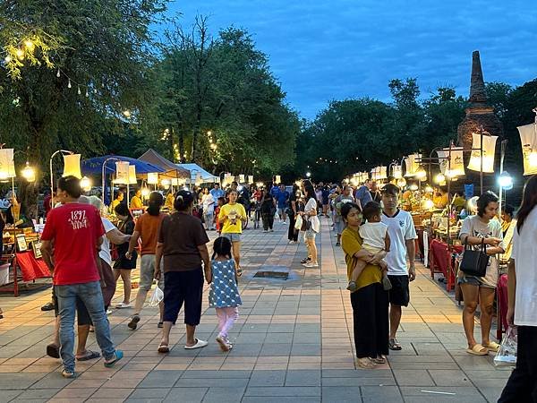 [素可泰]素可泰歷史公園夜市和金塘寺旁夜市