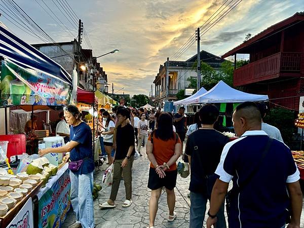 [南邦]Kad Kongta百年老街、彩繪牆與假日夜市