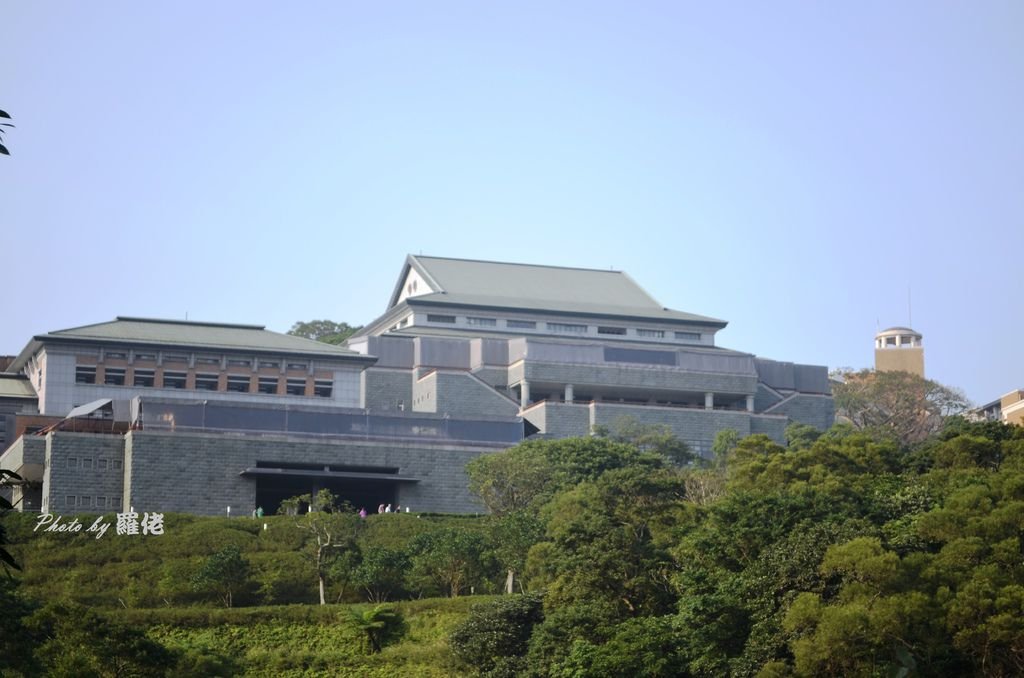 雖然不知到法鼓山朝山多少回，但第一次站在對山上遙望法鼓山風采，此時法鼓山正方準備做大型法會，因此原本敞開的寬闊陽台全以半透明塑膠布掩住。