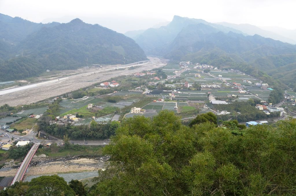 從法雲寺俯瞰汶水溪谷，盡收眼底，左下即為跨越後龍溪的「彼岸橋」，兩溪清濁合流。.JPG