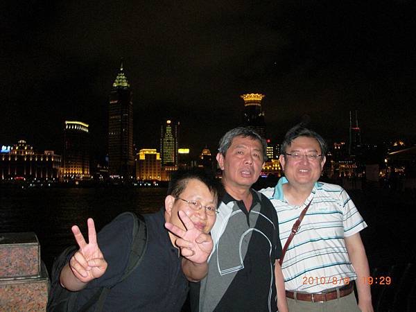 拍張酒後神情，左為後到的阿田仔，中為阿諒，右為老夫.JPG