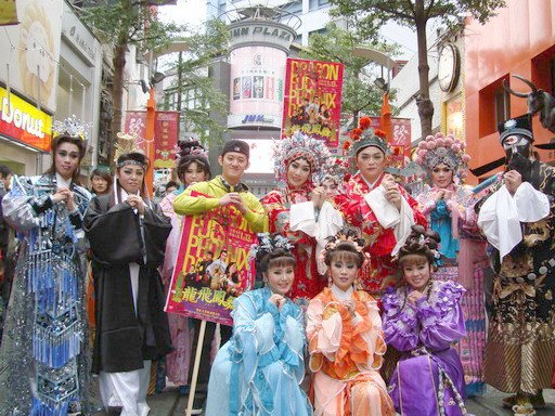 《龍飛鳳舞》導演王育麟扮財神（中右紅裝）大年初一率演員王柏人(時裝男), 周岑頤（圖中新娘）及十多名cosply歌仔戲角色西門町掃接拜年宣傳電影.jpg