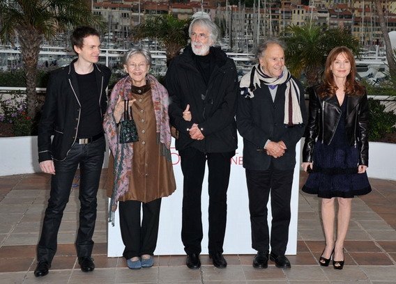 Isabelle-Huppert-sur-le-photocall-d-Amour-avec-le-realisateur-Michael-Haneke-et-l-equipe-du-film_portrait_w858