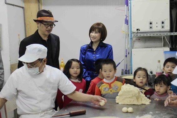 星星王子烤太陽餅《暑假作業》今子嫣烤餅贈育幼院小朋友