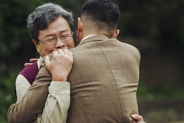 楊烈在《愛情算不算》飾演流亡海外的異議份子, 為了台灣民主回國參選, 卻造成在美國的妻兒不諒解, 他一心希望兒子回台灣找媳婦, 父子相見換來一場痛哭