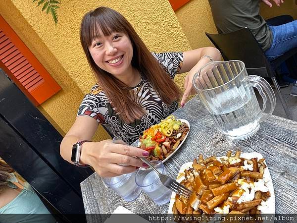 【加拿大】來魁北克蒙特婁必吃美食三寶：肉汁薯條、煙燻肉三明治