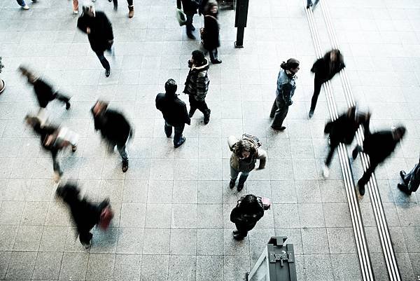 pedestrians-1209316_1920.jpg