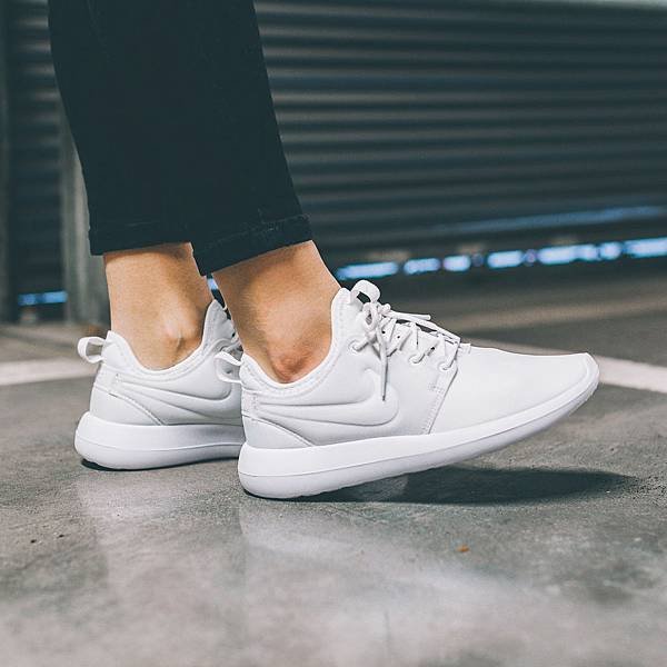 wmns_roshe_two_si_881187-100_nike_881187-100.jpg