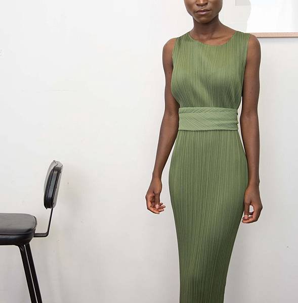 PLEATS_PLEASE_basic_dress_khaki.jpg
