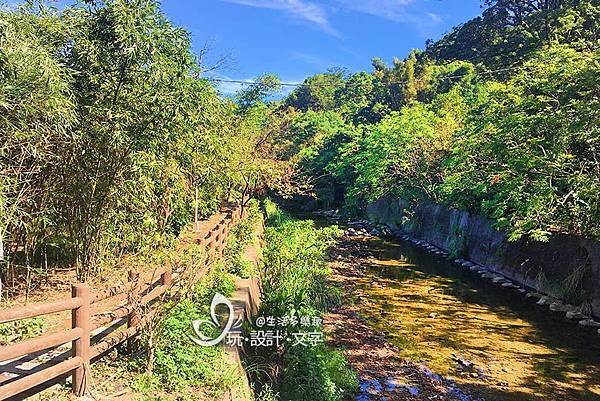 七堵郊外兩處祕境-瑪陵坑櫻花步道延著溪水.jpg