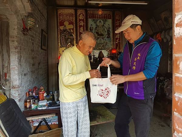 2021016 頭城 礁溪 壯圍 等送福袋暨物資~理事長VS隊長VS第一組組長_210206_1.jpg