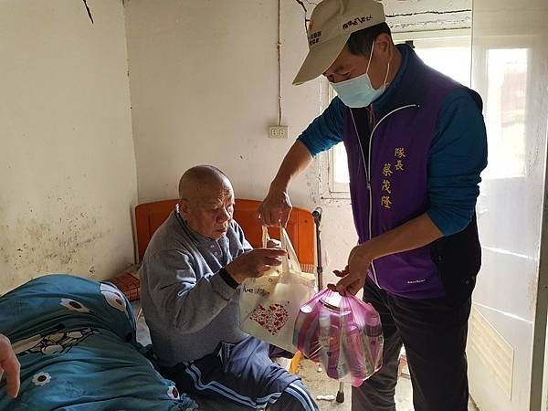 2021016 頭城 礁溪 壯圍 等送福袋暨物資~理事長VS隊長VS第一組組長_210206_6.jpg