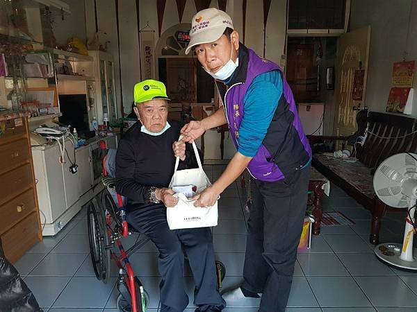 2021016 頭城 礁溪 壯圍 等送福袋暨物資~理事長VS隊長VS第一組組長_210206_16.jpg