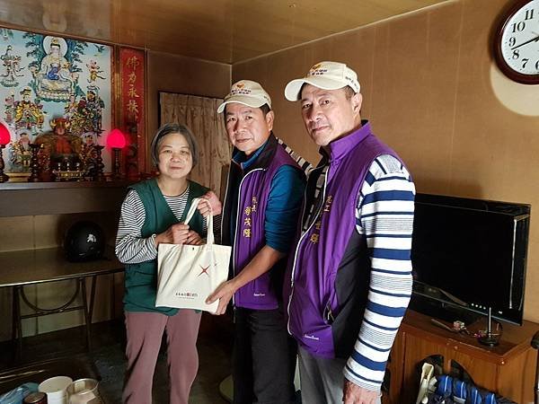 2021016 頭城 礁溪 壯圍 等送福袋暨物資~理事長VS隊長VS第一組組長_210206_24.jpg