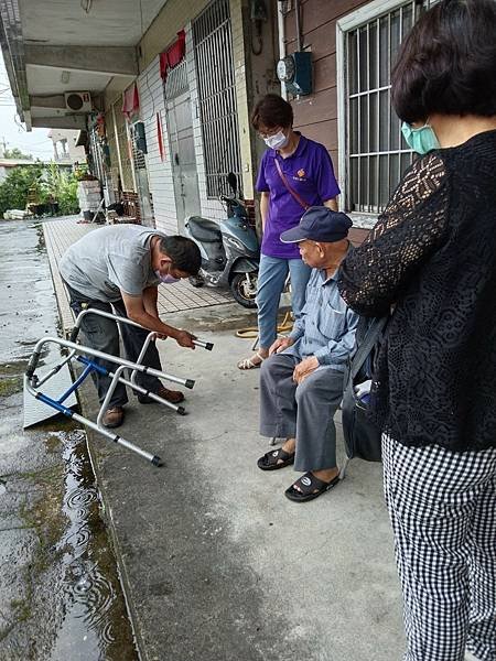 LINE_ALBUM_2022616跟早療協會人員訪視獨老檢視輔具使用情況_220622_3.jpg