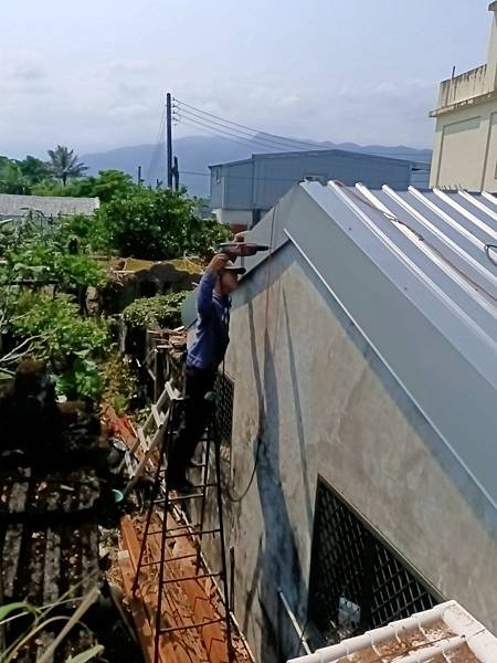 LINE_ALBUM_2023年4月13日吳漢洲屋頂漏水翻新工程未完成.明天早上收尾完成任務.明天在補照片_230415_42.jpg