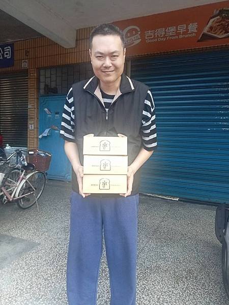 LINE_ALBUM_1130510礁溪中聖宮捐贈西點餐盒及蛋糕_240510_17.jpg