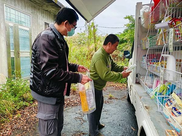 LINE_ALBUM_1140212柑仔店車關懷訪視送物資_250212_1.jpg