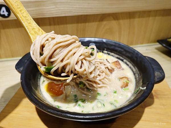 信川屋博多豚骨拉麵店│台中西區勤美綠園道日式拉麵，每日手工製