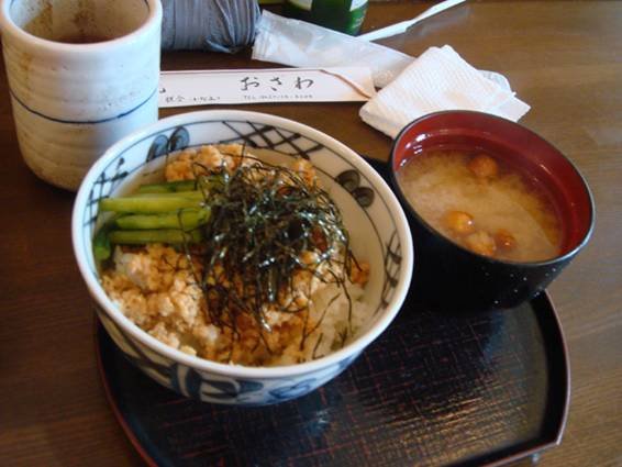 「雞肉燥拌飯」(とりそぼろ御飯)（950日圓）