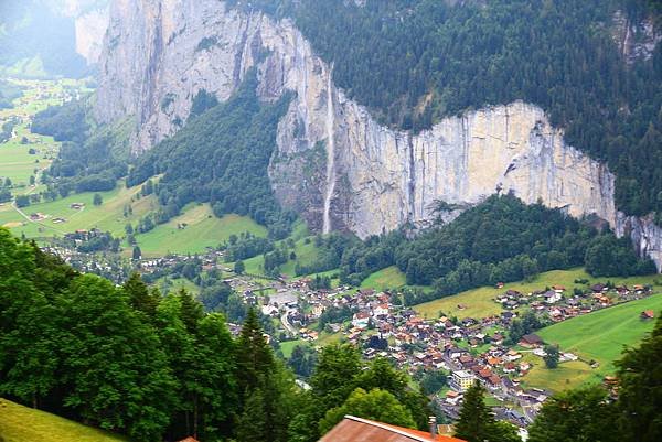 對面的Lauterbrunnen