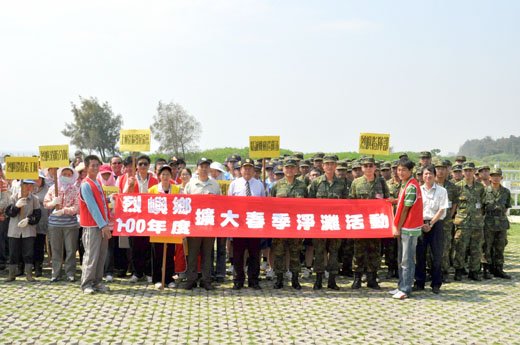 20110528-烈嶼鄉所軍民展開春季淨灘