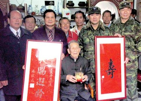 20110225-烈嶼百歲人瑞慶生馬總統贈壽屏