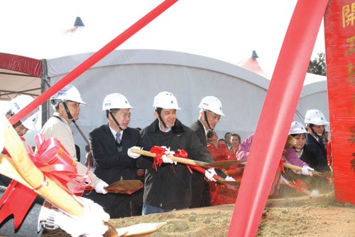 20110110-馬總統持鍬為金門大橋開工 