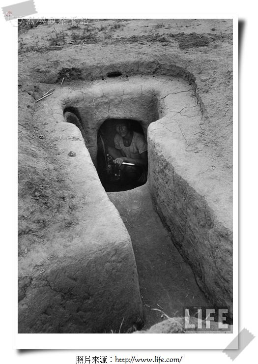 Nationlist soldier preparing in a trench.jpg