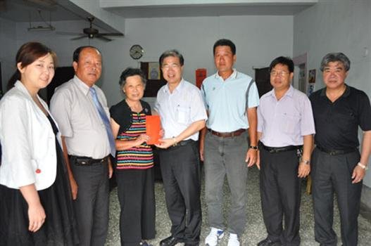 20100806-南塘災戶李沃士贈慰問金