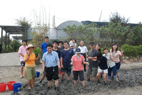 台光志工隊踩泥巴.jpg