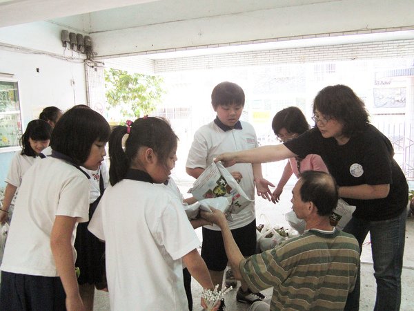 民權國小老師協助學生領取培養土