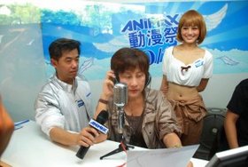 Animax台灣區符傳健總監與動漫小天后小蠻陪同高雄市民政局林淑娟副局長體驗動漫聲優的配音樂趣.jpg