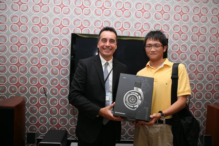 新聞照片三：Sennheiser 大中華區總裁將 HD 800 親手交至台灣第一位預購者.jpg
