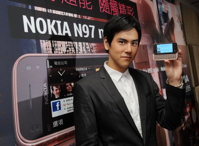 Nokia N97 mini符合秋冬潮流的金棕色澤與精品質感.jpg