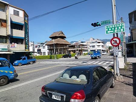 更生北路633巷右邊是南王派出所，從左邊是三層樓高原住民茅草屋轉入直走，經普悠瑪長老教會