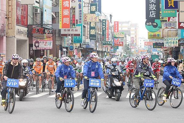 2012國際自由車環台賽第五站由彰化縣長卓伯源領騎出發