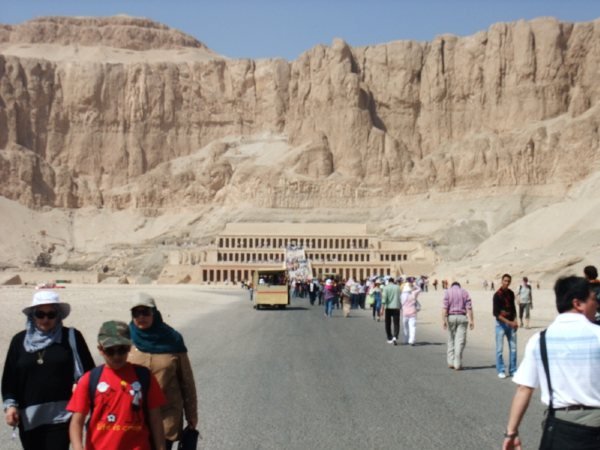 Hatshepsut temple 1.jpg