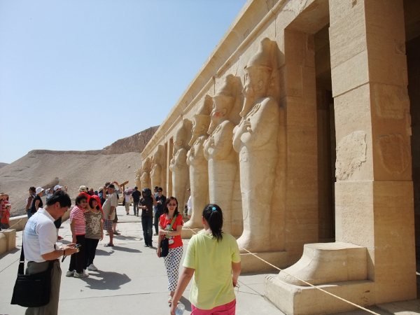 Hatshepsut temple 2.jpg