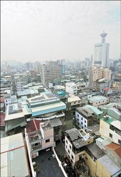 台中市後火車站的國際戲院旁，自民國45年起即設有合法妓女戶存在，興盛時有10多家（記者廖耀東攝）.jpg