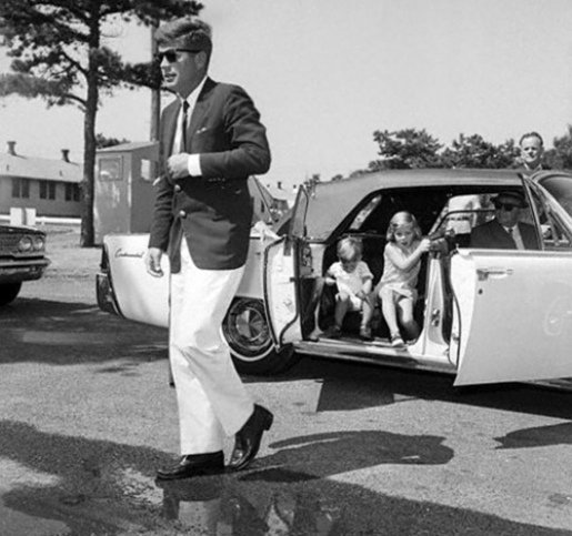 thumbs_john-f-kennedy-jfk-john-kennedy-jr-caroline-kennedy-white-lincoln-continental-white-pants-ray-ban-wayfarer