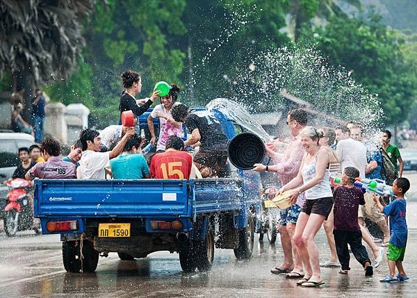 luang-prabang-festival-boun-pi-mai.jpg