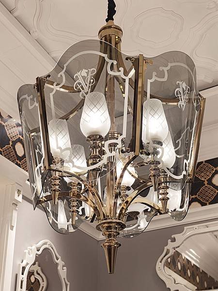 Pickwick chandelier_Windsor Entrance%26;Hall_living room_ipe-1.jpg